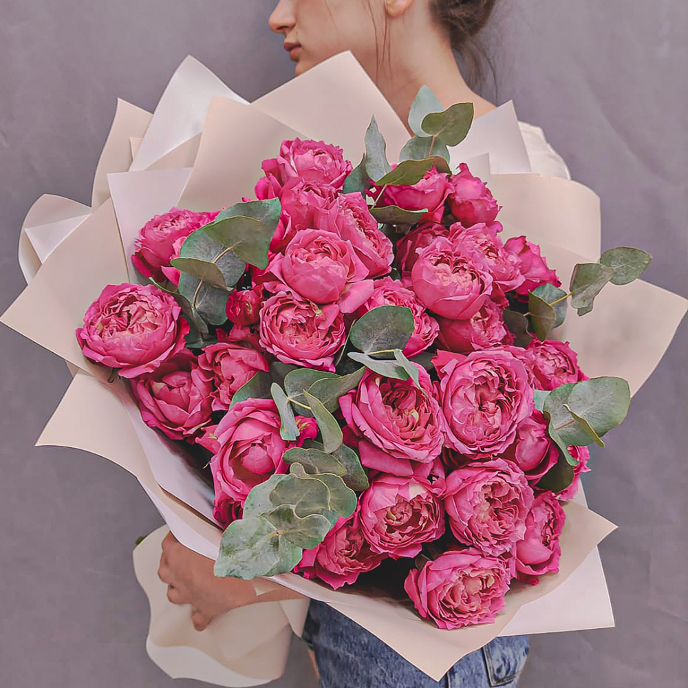 Букет из ярких кустовых пионовидных роз с эвкалиптом N 45355