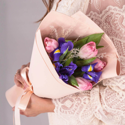 Букеты из розовых тюльпанов с ирисами для мамы и дочки 59871