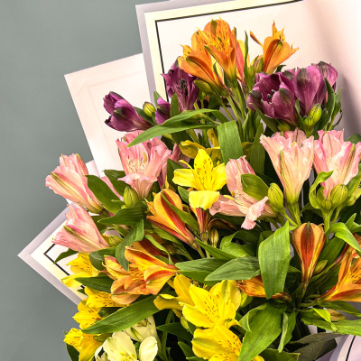 Букет из Альстромерий микс в упаковке 50791