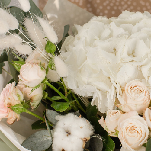 Букет из гортензии и пионовидных роз с эвкалиптом арт. арт. 50473