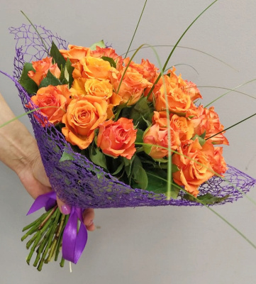 Букет из 25 Кенийских оранжевых и желтых роз с бабочкой N 80552