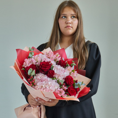 Букет школьный из гортензий и красными розами N 84615