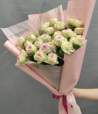 Букет из кустовых пионовидных роз бело-розового цвета N 47537