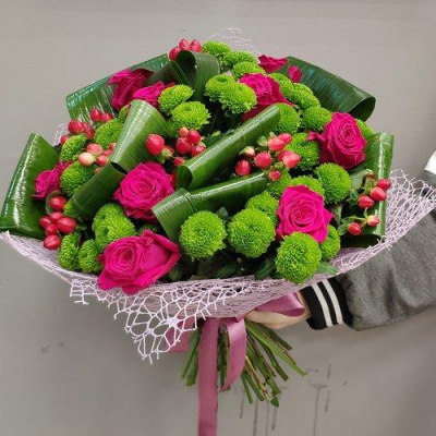 Букет "Ваше величество" из кустовой хризантемы, розы Эквадор и гиперикума N 6976