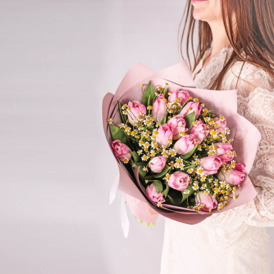 Букет из 15 розовых тюльпанов с ромашками (танацетум) 59901