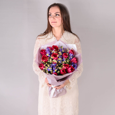 Букет из малиновых тюльпанов с ирисами и ромашками 59877