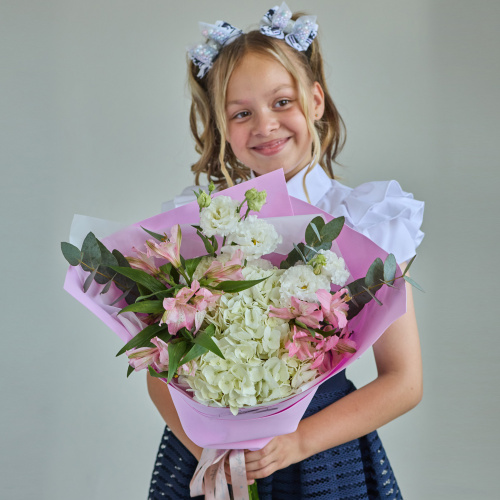 Небольшой букет с гортензией и альстромерией арт. 84571