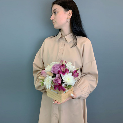 Ящик с цветами фиолетовые розы и хризантема N 66998-Ф