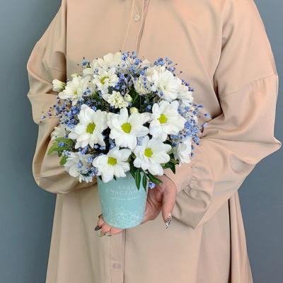 Стаканчик с хризантемой и голубой гипсофилой N 66995-Г
