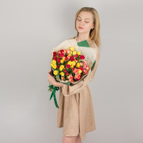 Букет из ярких кустовых роз арт. 27803