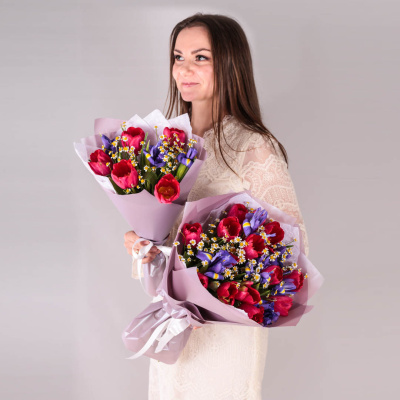 Букеты из тюльпанов с ирисами и ромашками для мамы и дочки 59878