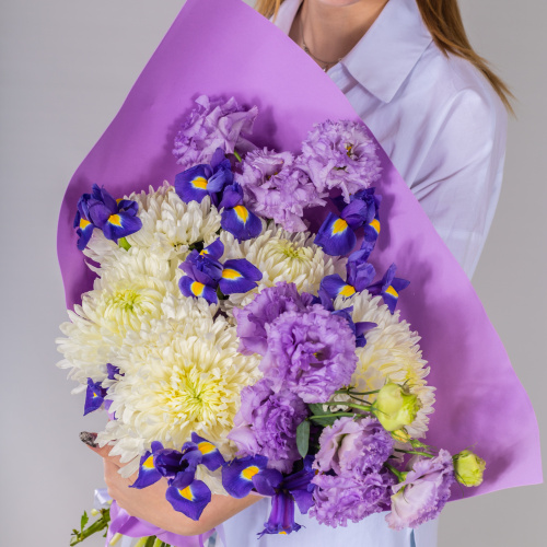 Букет из белых одноголовых хризантем с эустомой и ирисами арт. 52705