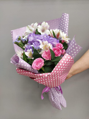 Букет "Ягодный вальс" с небольшой гортензией, кустовой розой и альстромерией N 7702 Букет "Ягодный вальс" с небольшой гортензией, кустовой розой и альстромерией N 7702