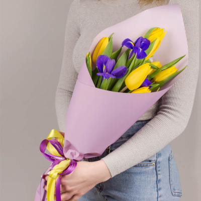 Желтые тюльпаны с ирисами. Небольшой букет. N 46329