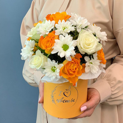 Коробка с розами и кустовой хризантемой N 66994