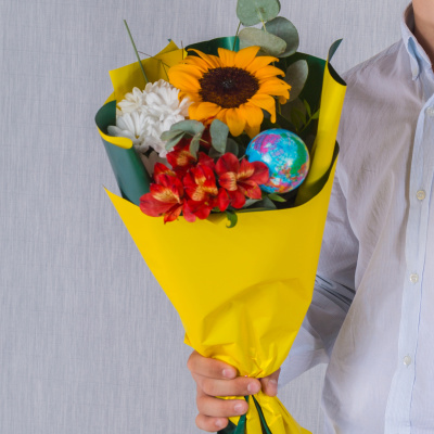 Школьный букет с подсолнухом и глобусом "Встреча" N 37966